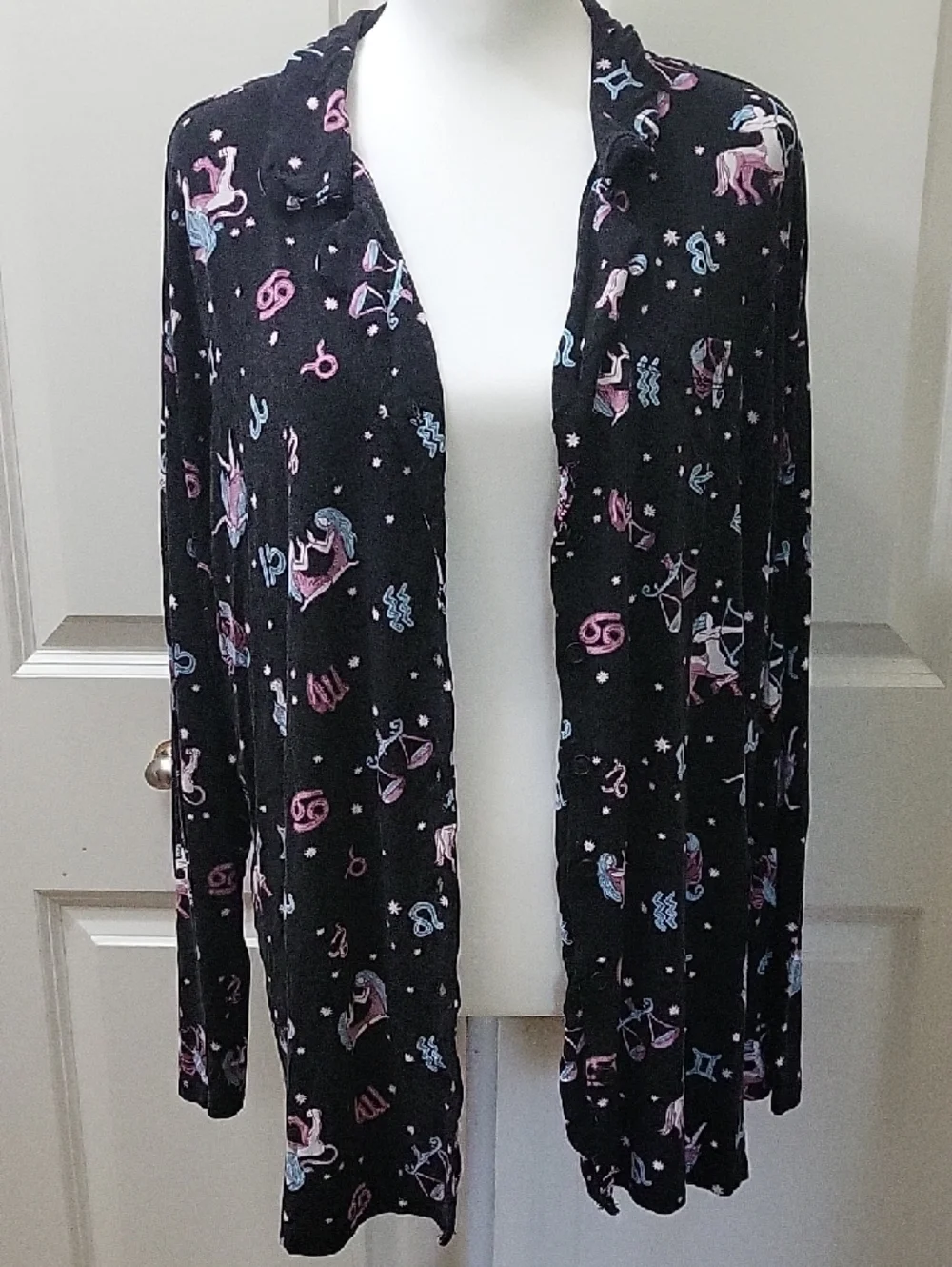 Torrid Black Zodiac Sleep Top Size 2 (2X) Soft Button Front Lounge Shirt